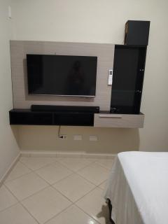 Quarto com ótima localização em casa familiar - 0