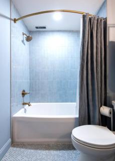 Hollyhock Suite 406 - 1