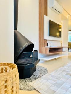 Apê com Lareira a 260m da Catedral de Pedra - 0