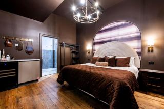 Hollyhock Suite 412 - 0