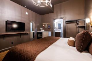 Hollyhock Suite 412 - 6