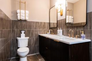 Hollyhock Suite 412 - 2