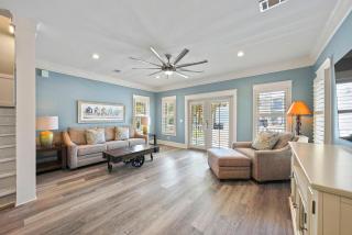 Southern Charm - Luxury Vacation Rental Near the Beach with Community Pool & Amenities - 0