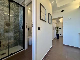 Modern Apartment - 5 Min to Beach & Port - 6