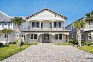 The Luke House - Vacation Getaway in Destin Near the Beach with Secluded Pool Area & Golf Cart - 0