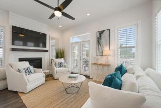 The Hummingbird - Lakefront Vacation Home with Private Pool & Water Views - 9