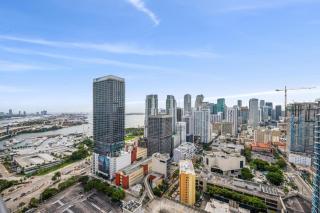 4612 High-Floor Studio w Skyline View and a 24-hour Gym in Downtown Miami - 9