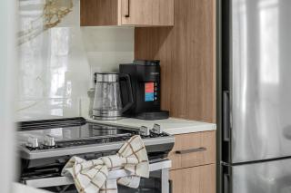 Waterfront 1BR Suite Private and Modern and Queen Bed - 3