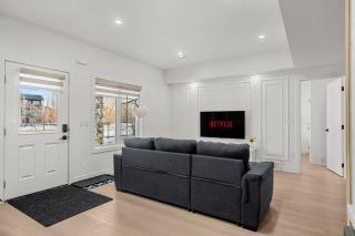 Waterfront 1BR Suite Private and Modern and Queen Bed - 1