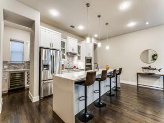 Cozy 3BR Luxury Townhome Near Uptown Skyline WFH Friendly - 0