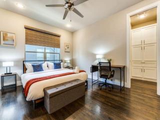 Cozy 3BR Luxury Townhome Near Uptown Skyline WFH Friendly - 8