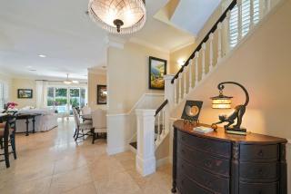 Tropical Dreams by the Sea - Vacation Home with Private Pool & Close Proximity to Beach - 4