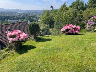 Flott leilighet 3 soverom, stue, kjøkken eget bad Egen uteplass - 2