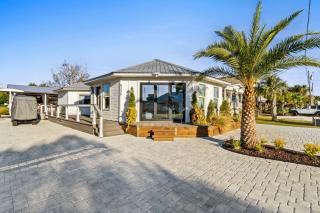 Beacon Breeze- minutes from the beach sleeps 10 wifi backyard oasis family friendly - 0