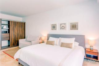 NEW! Adorable Midtown Studio, Pool, WiFi, Smart TV - 9