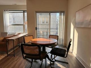 Upscale Apartment Near Lake Michigan - 7
