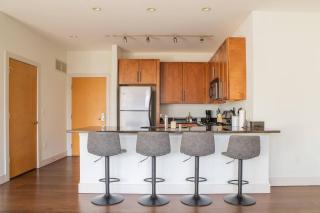 Upscale Apartment Near Lake Michigan - 6