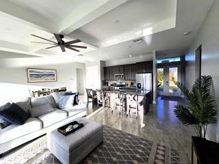 Luxurious Waterfront Retreat, Dock, Tiki Hut, Fishing, Boating Great Location! - 4
