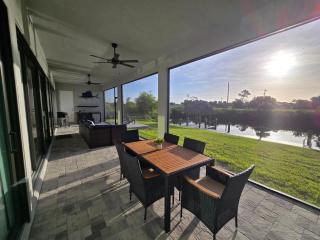 Luxurious Waterfront Retreat, Dock, Tiki Hut, Fishing, Boating Great Location! - 9