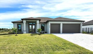 Luxurious Waterfront Retreat, Dock, Tiki Hut, Fishing, Boating Great Location! - 0