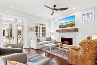 Blue Pearl Beach House - Walk to Beach Pools & More - 0