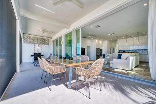 Luxury 3 Bed Waterfront Condo in Paradise - 6