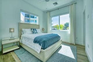 Luxury 3 Bed Waterfront Condo in Paradise - 8