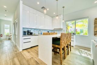 Luxury 3 Bed Waterfront Condo in Paradise - 5