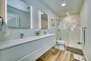 Luxury 3 Bed Waterfront Condo in Paradise - 2