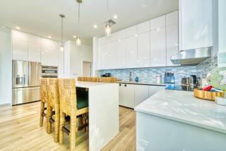 Luxury 3 Bed Waterfront Condo in Paradise - 1