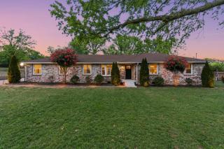 Spacious Modern Ranch 5 Miles to Downtown - 7