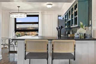 Airy Dallas 2-Story Loft Pool Wellness Retreat - 2