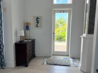 Calm Waters Private 6BR Beachfront Villa Pool & Rooftop View North Caicos - 4