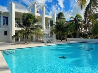 Calm Waters Private 6BR Beachfront Villa Pool & Rooftop View North Caicos - 1