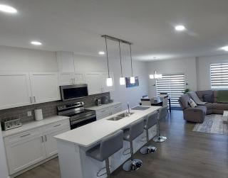 Kingsbury Palace - 2 Minutes from the Highway - 0