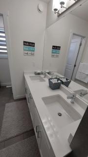 Kingsbury Palace - 2 Minutes from the Highway - 7