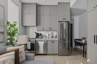 Modern 2BR Parkdale Apt Free Parking Sleeps 5 - 8