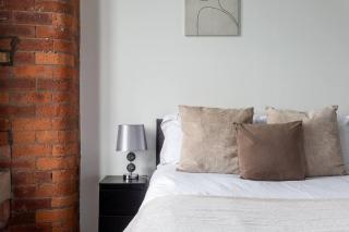 Luxury City Mills with Jacuzzi Bath in Bradford - 1