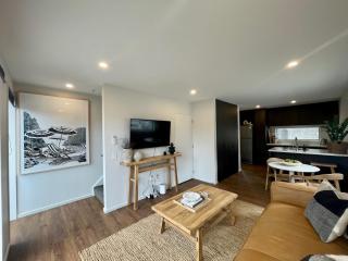 Chic Townhouse in Riccarton - Modern Comfort - 4