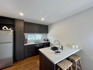 Chic Townhouse in Riccarton - Modern Comfort - 3