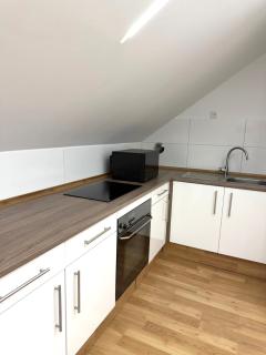 Moderne, neu möblierte Wohnung in zentraler Lage - 3