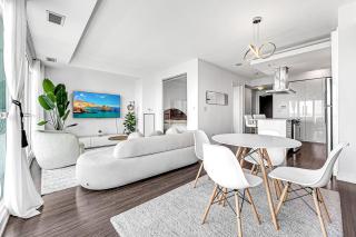 Charming lakeview suite with parking - 6