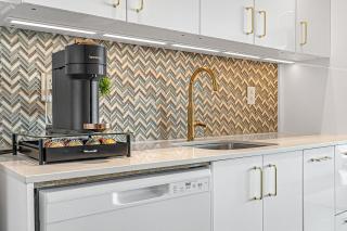 Charming lakeview suite with parking - 5