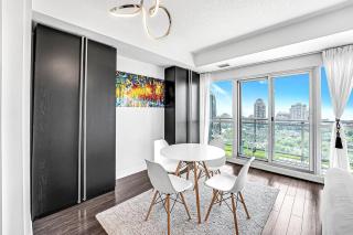 Charming lakeview suite with parking - 2