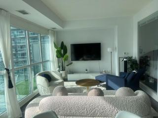 Charming lakeview suite with parking - 1