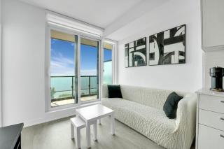 Beachside 2 Bedroom Suite with CN Tower, lake View, and Parking! - 0