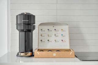 Beachside 2 Bedroom Suite with CN Tower, lake View, and Parking! - 9