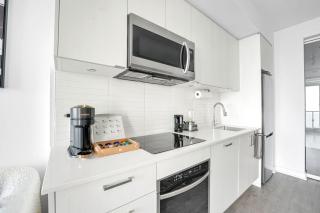 Beachside 2 Bedroom Suite with CN Tower, lake View, and Parking! - 8