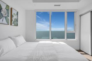 Beachside 2 Bedroom Suite with CN Tower, lake View, and Parking! - 5