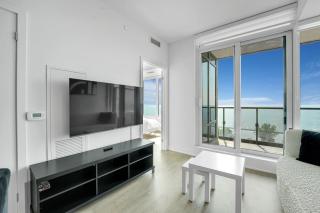 Beachside 2 Bedroom Suite with CN Tower, lake View, and Parking! - 3